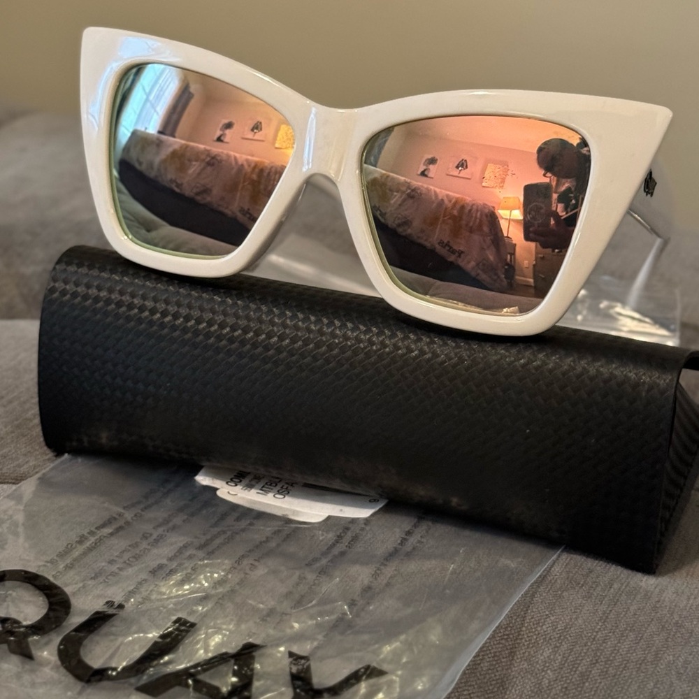 Quay Australia Good Condition cat eye style sunglasses